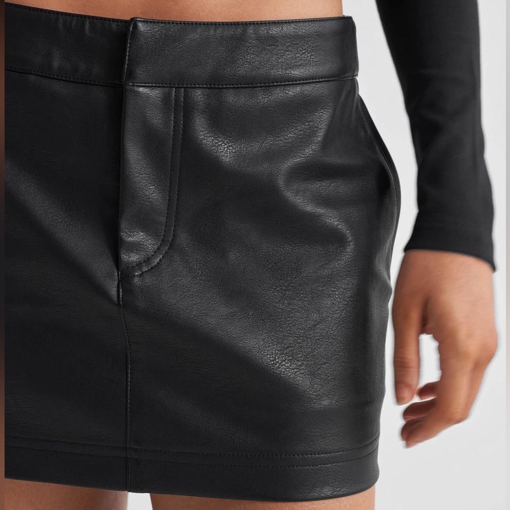 All Things Golden - THE PEBBLED TM VEGAN LOW RISE MINI SKIRT